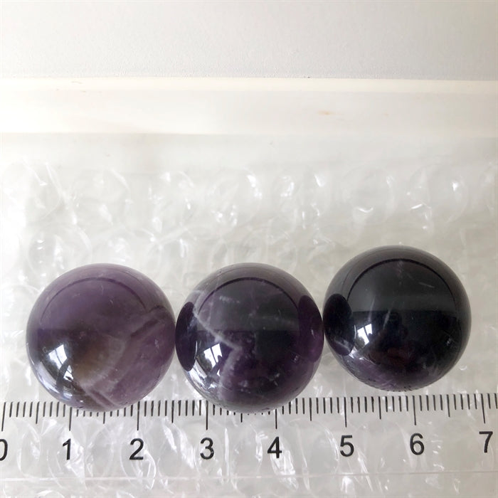 Ametyst Kugle ca. 2 cm - Farverne varierer.
