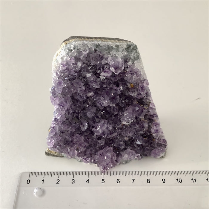 Ametyst Klynge Stå H. 8 cm. Beton på bagsiden.