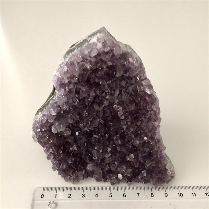 Ametyst Klynge Stå H.11 cm. Vægt 647 gram. Beton på bagsiden.