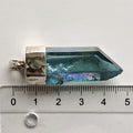 Aura Aqua Spids Vedhæng 4 cm 925 sølv. Den er rå på en flade.