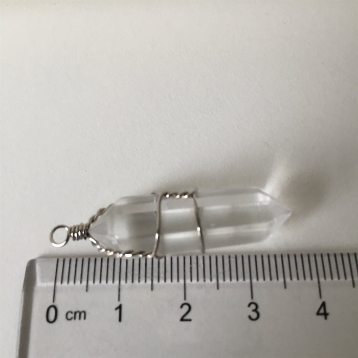 Bjergkrystal Spids Vedhæng. Længde og farvespil farierer.