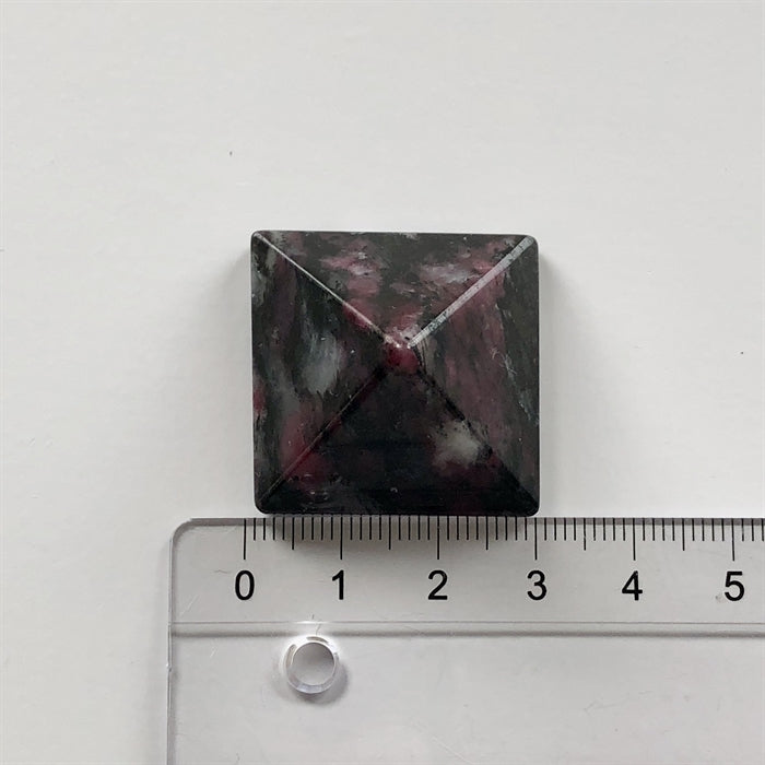 Eudialyte Pyramide 3 cm