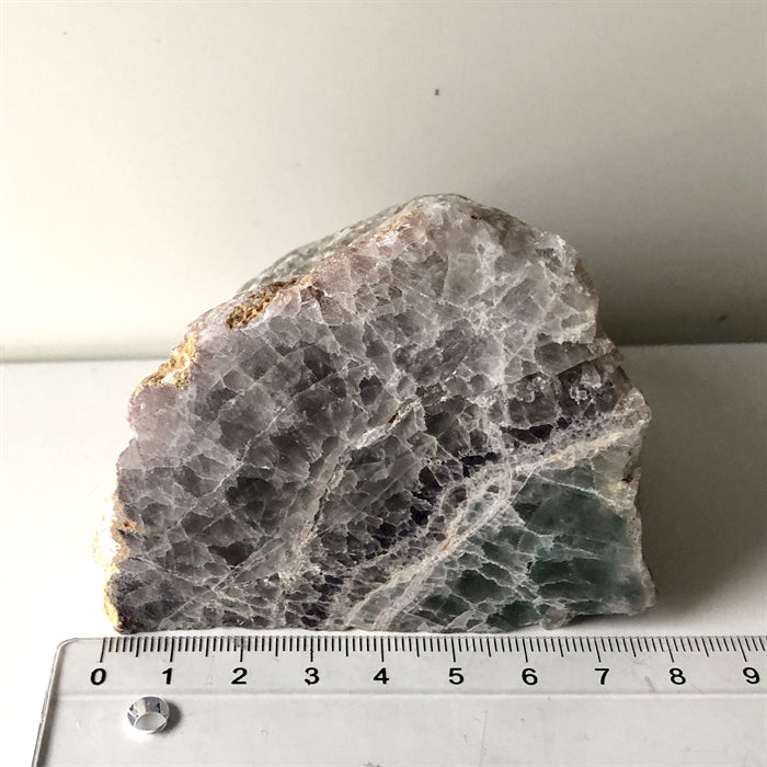 Fluorit Regnbue højde 6 cm. Rå på bagsiden