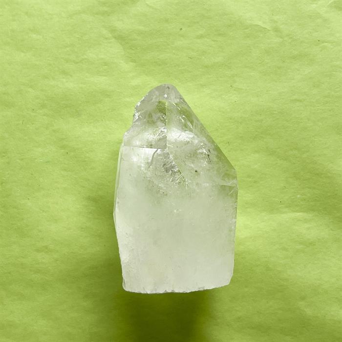 Bjergkrystal Spids Rå med Regnbue 6 cm .