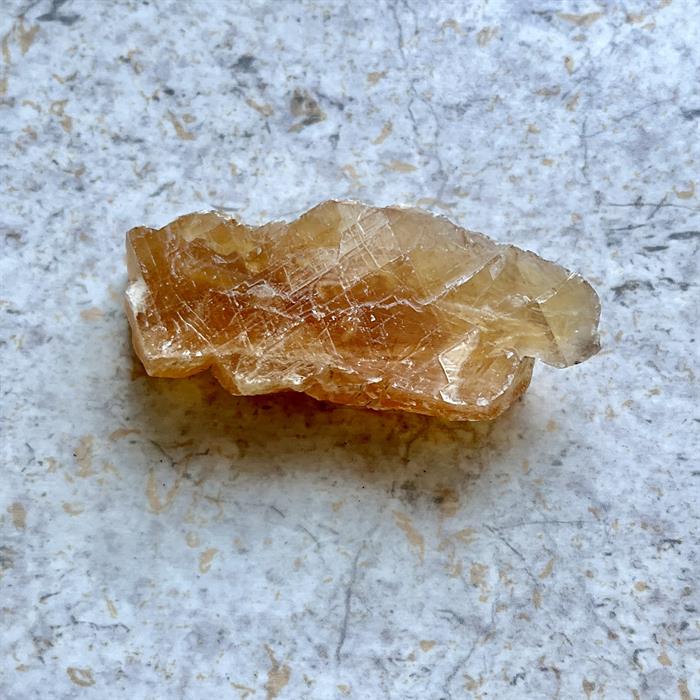 Calcit Honning Rå med Regnbuer. 7 cm.