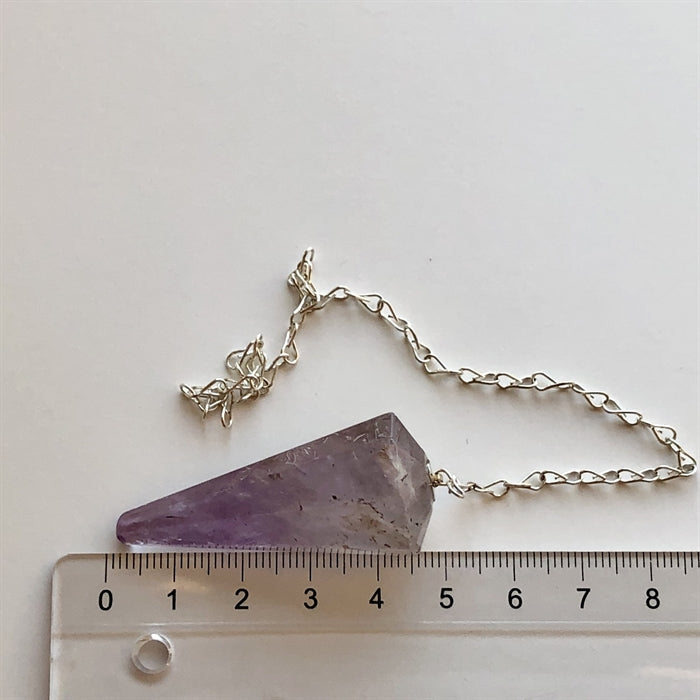 Pendul Ametyst. Den har en lille ujævnhed på en kant.