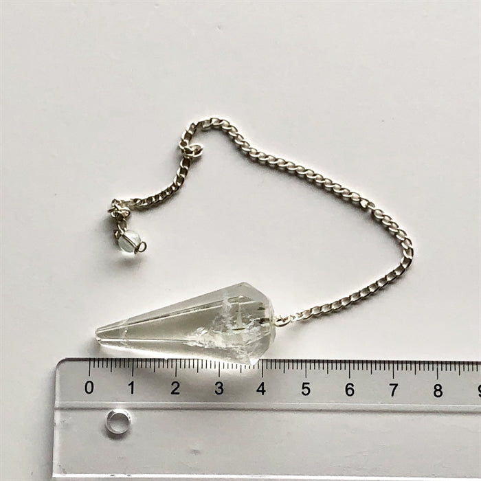 Pendul Bjergkrystal  med regnbuer - Det har en lille ujævnhed på en side.