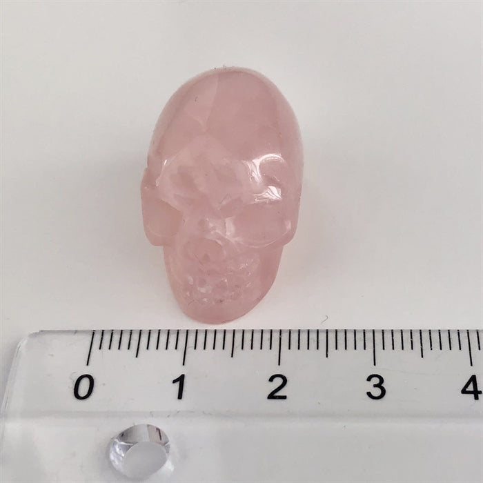 Rosenkvarts Kranie ca. 2,5 cm. Den er lysere end på fotoet.