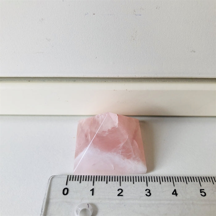 Rosenkvarts Pyramide - Farverne varierer ca. 3 cm
