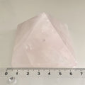Rosenkvarts Pyramide 6 cm med Regnbue - Små ujævnheder på 1 kant.