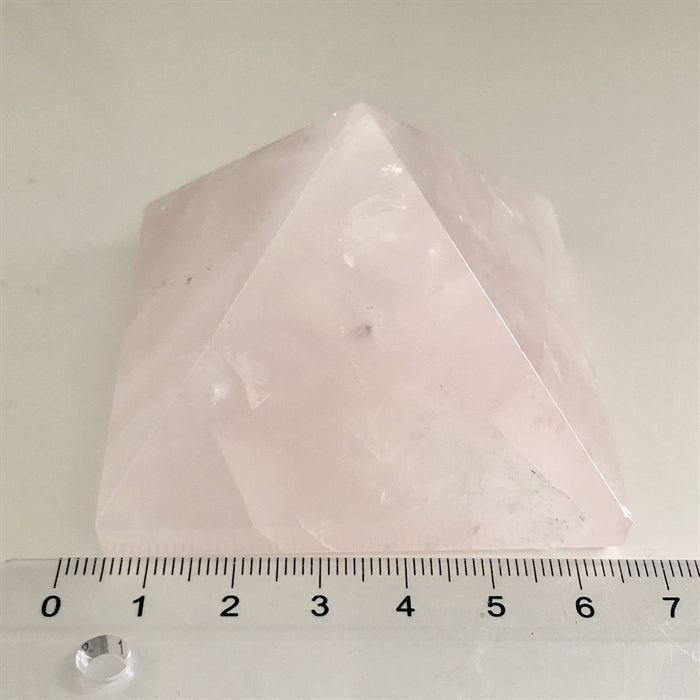 Rosenkvarts Pyramide 6 cm med Regnbue - Små ujævnheder på 1 kant.
