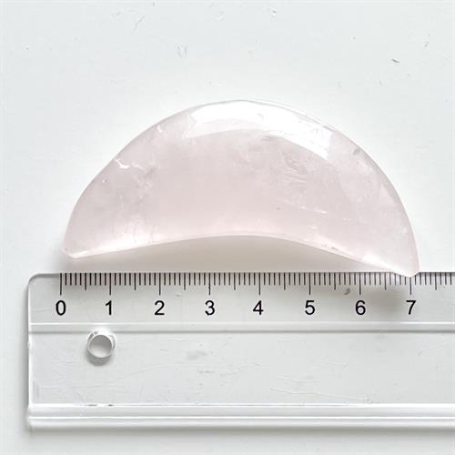 Rosenkvarts Måne 7 cm. Små ujævnheder forekommer.