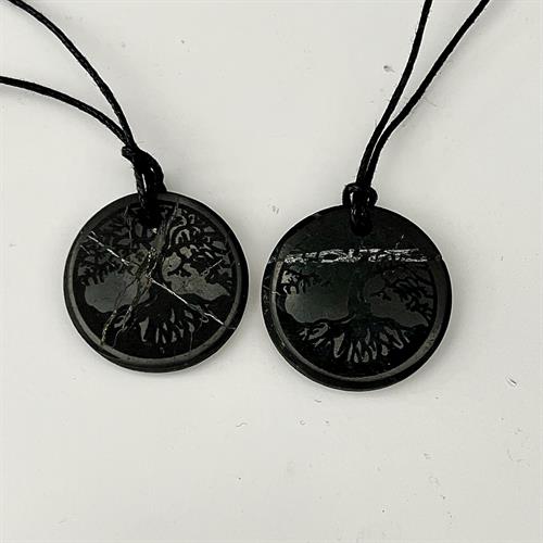 Shungit Amulet Livets Træ Halskæde med snor. Hvide streger forekommer.