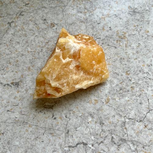 Calcit Gul Rå 280 gram.10 cm.