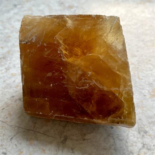 Calcit Honning Rå med Regnbuer. 6 cm.