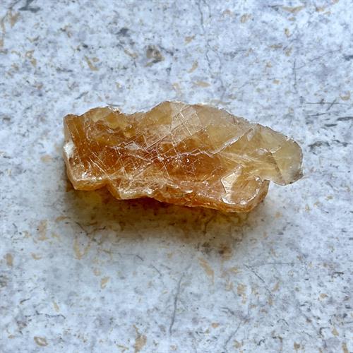 Calcit Honning Rå med Regnbuer. 7 cm.