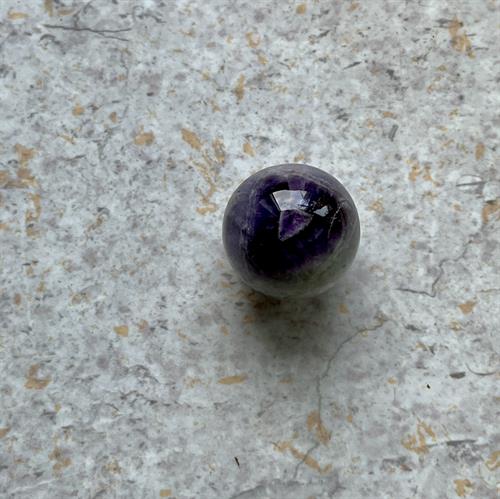 Ametyst Kugle 3 cm - Den er lysere på bagsiden.