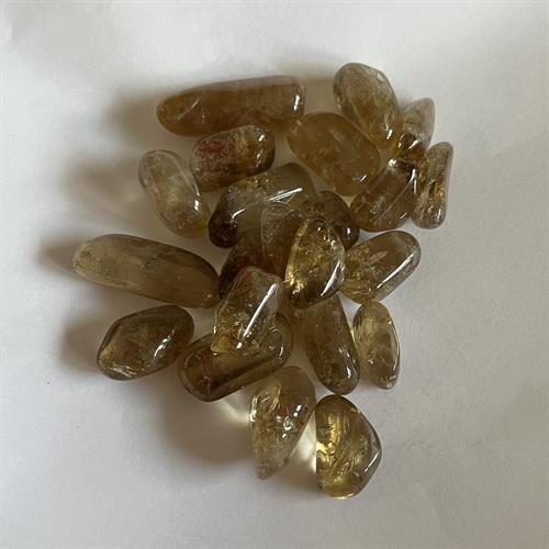 Citrin Ægte 1,5-2 cm - Madagaskar - Kløfter og ujævnheder forekommer.