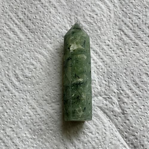 Prehnit Spids 8 cm. Små ujævnheder forekommer.