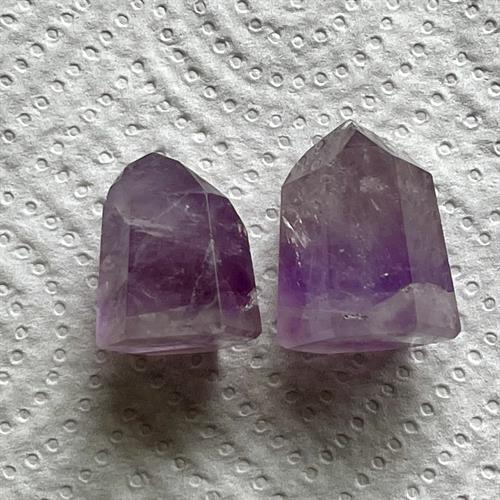 Ametyst Spids 2,5-3 cm - Små ujævnheder på kanterne.